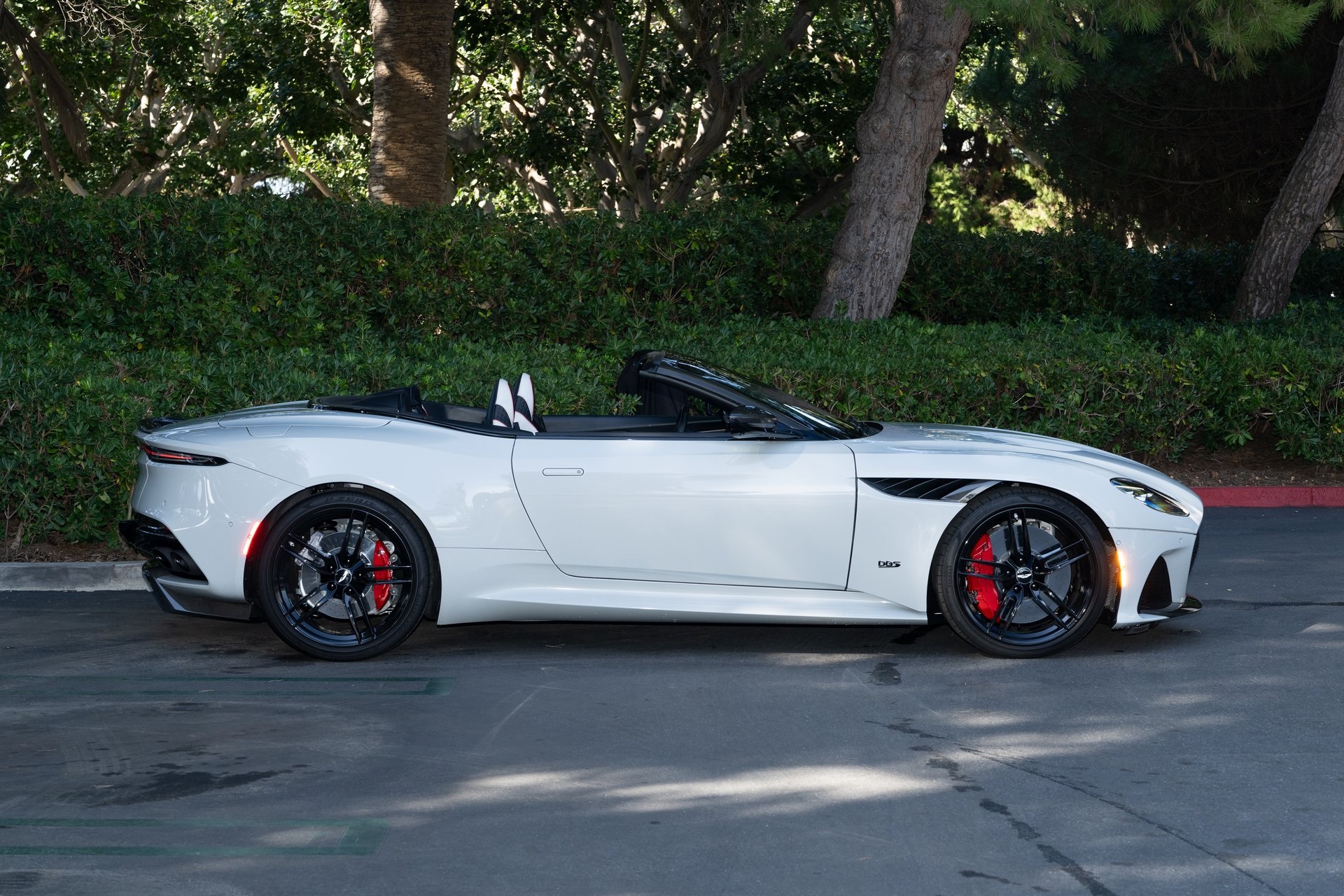Aston Martin 2023 DBS Volante