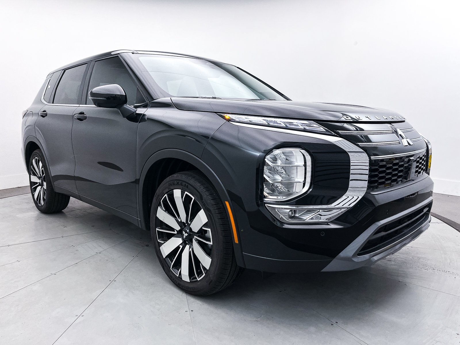 2025 Mitsubishi Outlander SE's photo