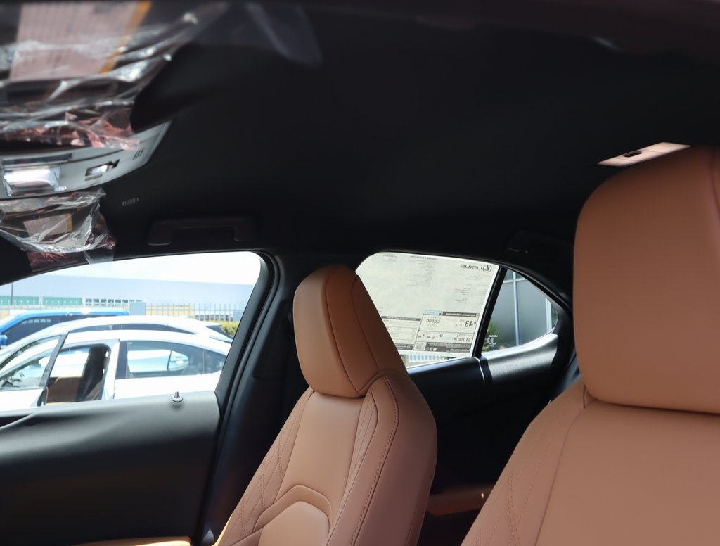 Thumbnail: 2025 Lexus UX - 25