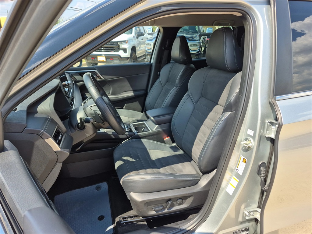 2023 Mitsubishi Outlander SE Silver at Bayshore Chrysler Jeep Dodge Ram