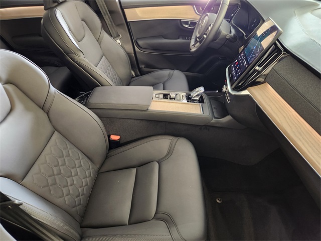 2025 Volvo XC90 B5 Plus photo 2