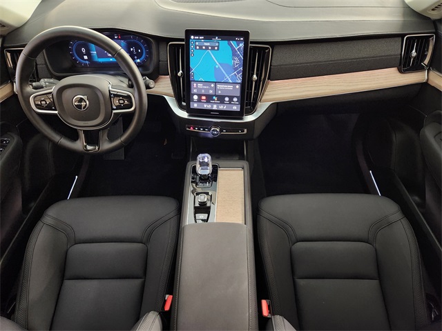 2025 Volvo XC90 B5 Plus photo 3