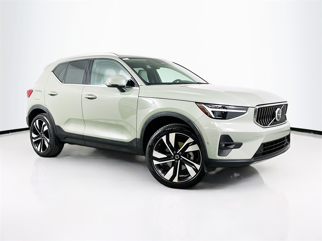 2025 Volvo XC40 B5 Ultra Bright Theme