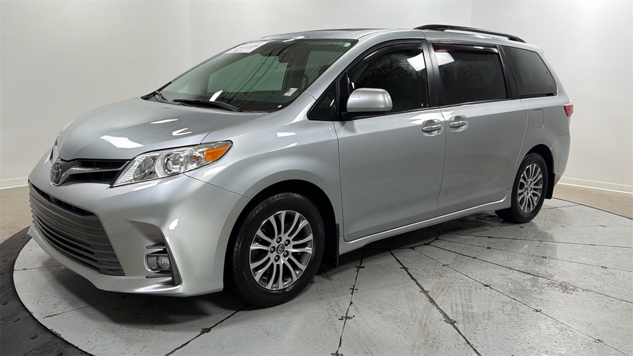 2019 Toyota Sienna XLE 7-Passenger FWD with Auto-Access Seat