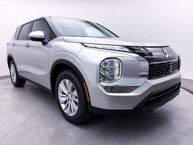 2026 Mitsubishi Outlander ES's photo