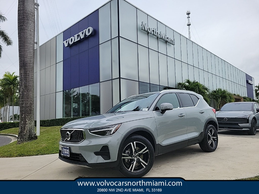 2025 Volvo XC40 B5 Core
