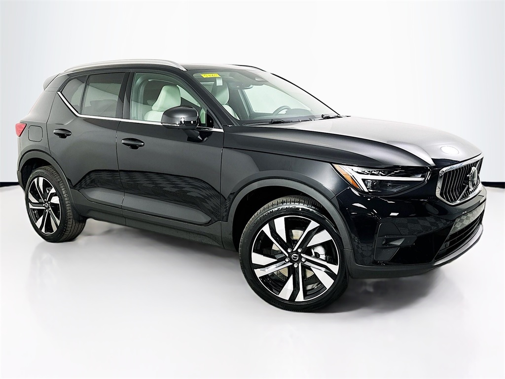 2025 Volvo XC40 B5 Ultra Bright Theme