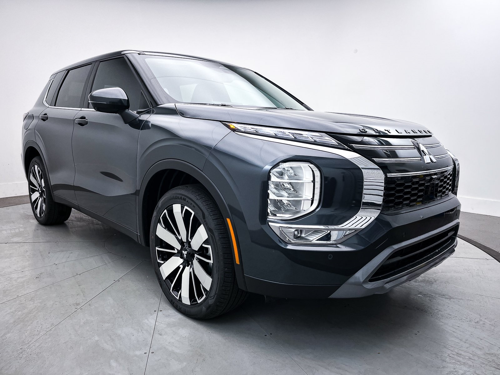 2025 Mitsubishi Outlander SE's photo