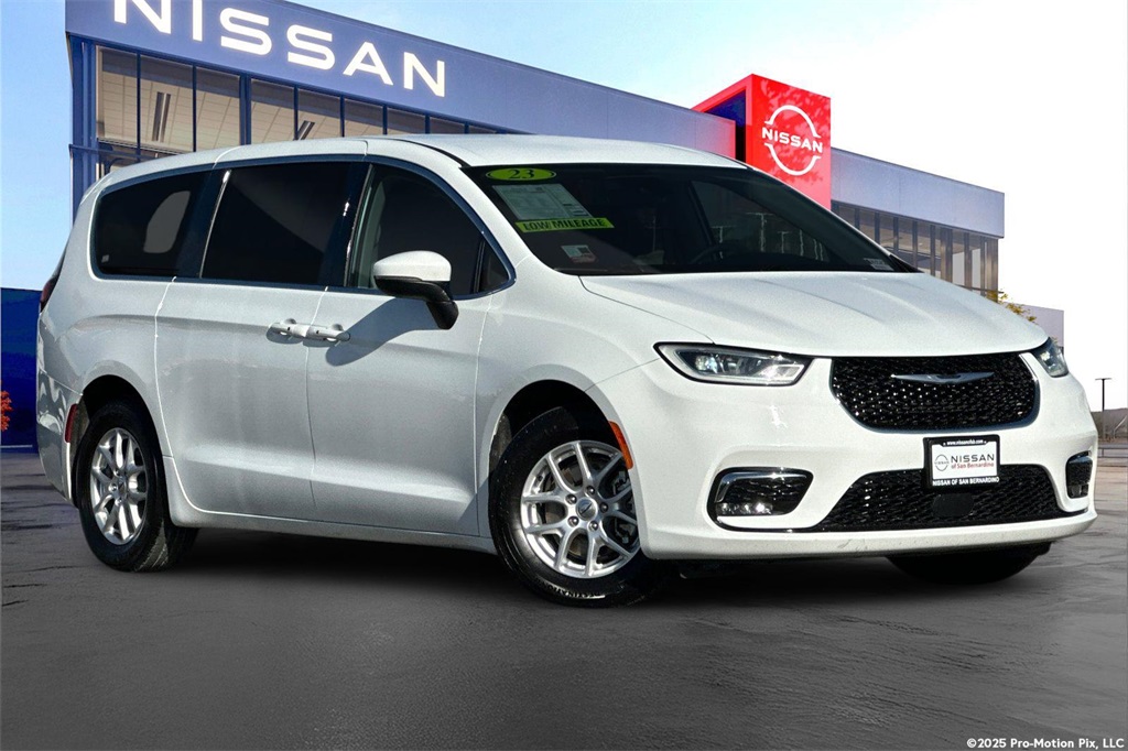 2023 Chrysler Pacifica Touring L's photo