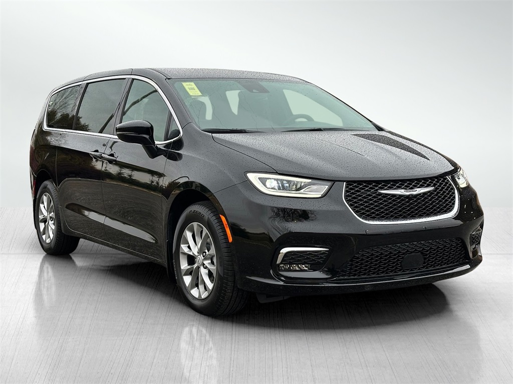 2026 Chrysler Pacifica Select's photo