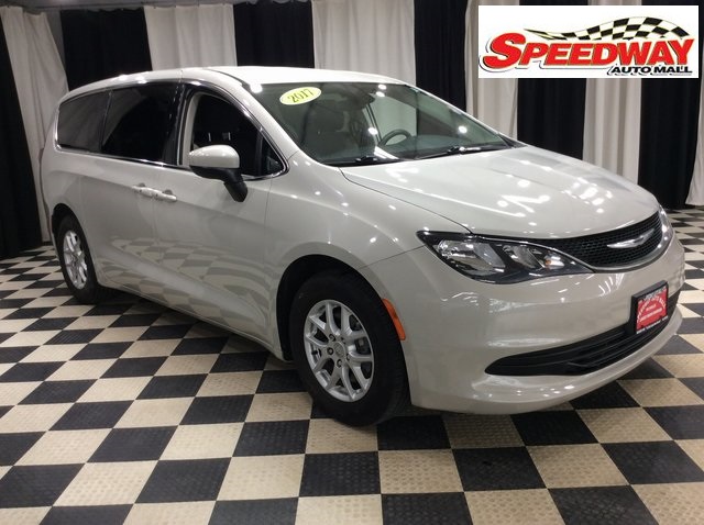 2017 Chrysler Pacifica Touring's photo