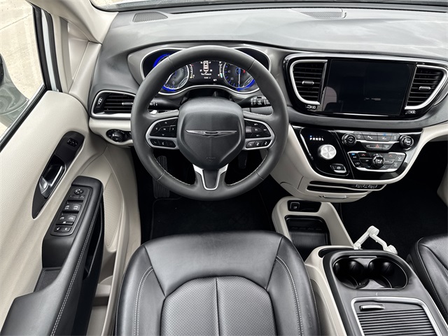 2024 Chrysler Pacifica Touring L White at River Oaks CDJR