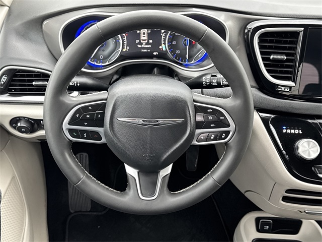 2024 Chrysler Pacifica Touring L White at River Oaks CDJR