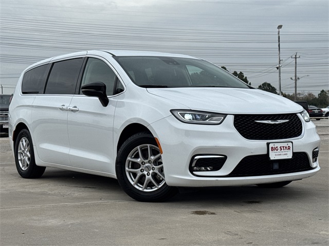 2024 Chrysler Pacifica Touring L White at River Oaks CDJR