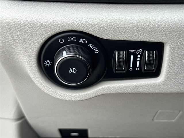 2024 Chrysler Pacifica Touring L White at River Oaks CDJR