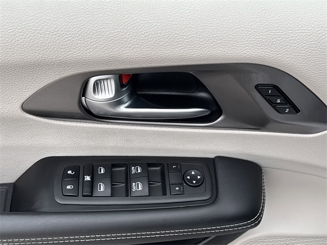 2024 Chrysler Pacifica Touring L White at River Oaks CDJR