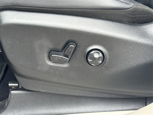 2024 Chrysler Pacifica Touring L White at River Oaks CDJR