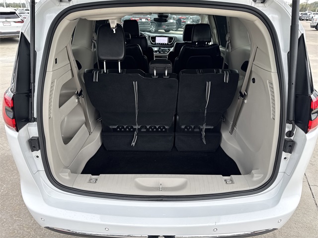 2024 Chrysler Pacifica Touring L White at River Oaks CDJR