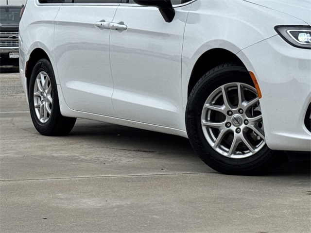 2024 Chrysler Pacifica Touring L White at River Oaks CDJR