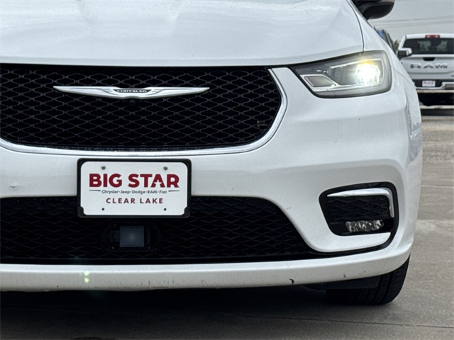 2024 Chrysler Pacifica Touring L White at River Oaks CDJR