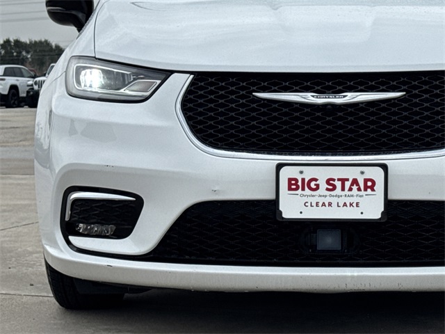 2024 Chrysler Pacifica Touring L White at River Oaks CDJR