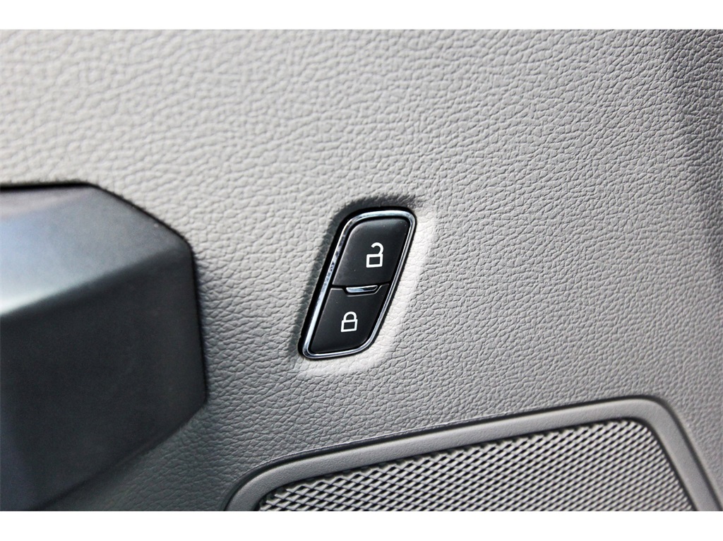 2022 Ford F-250SD XLT White at Autostrade