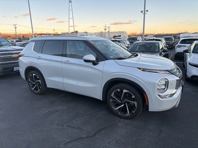 2023 Mitsubishi Outlander SEL's photo