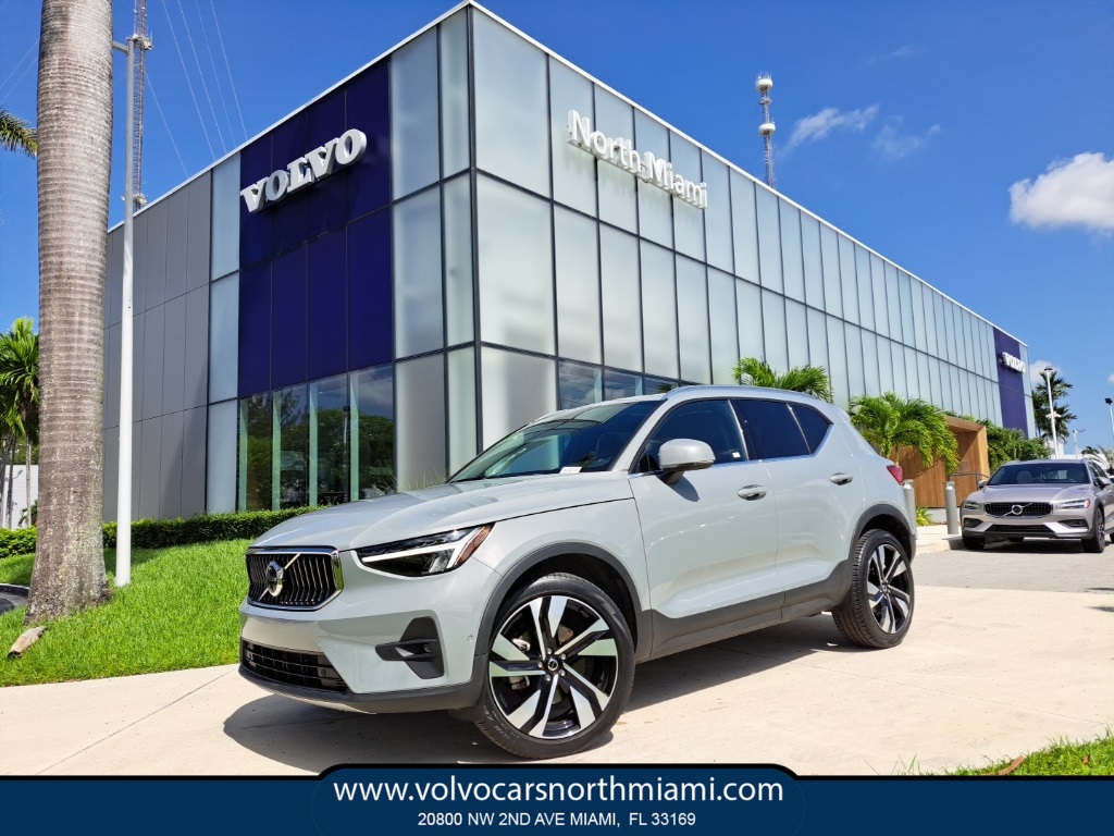 2024 Volvo XC40 B5 Plus Bright Theme
