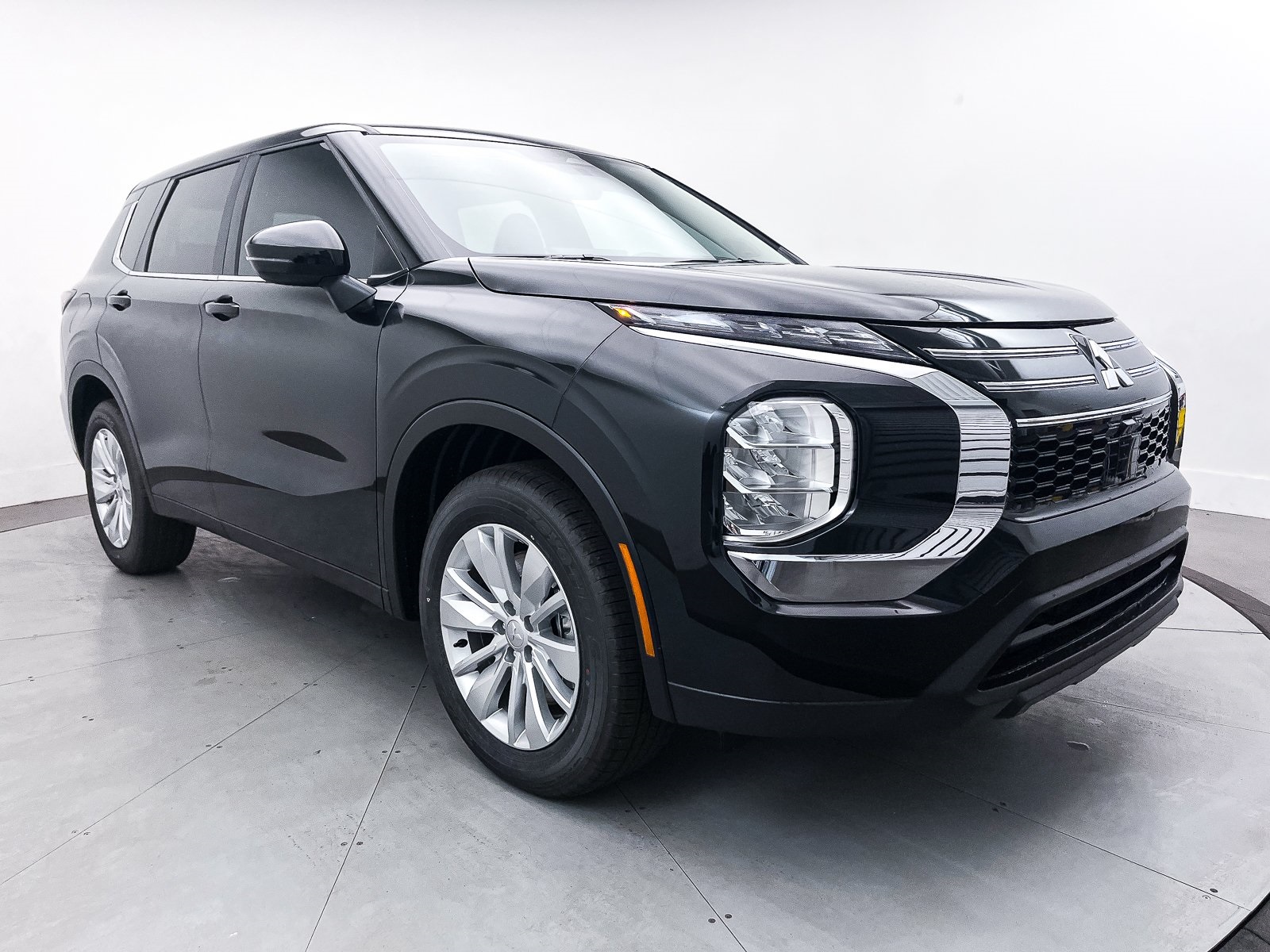 2025 Mitsubishi Outlander ES's photo