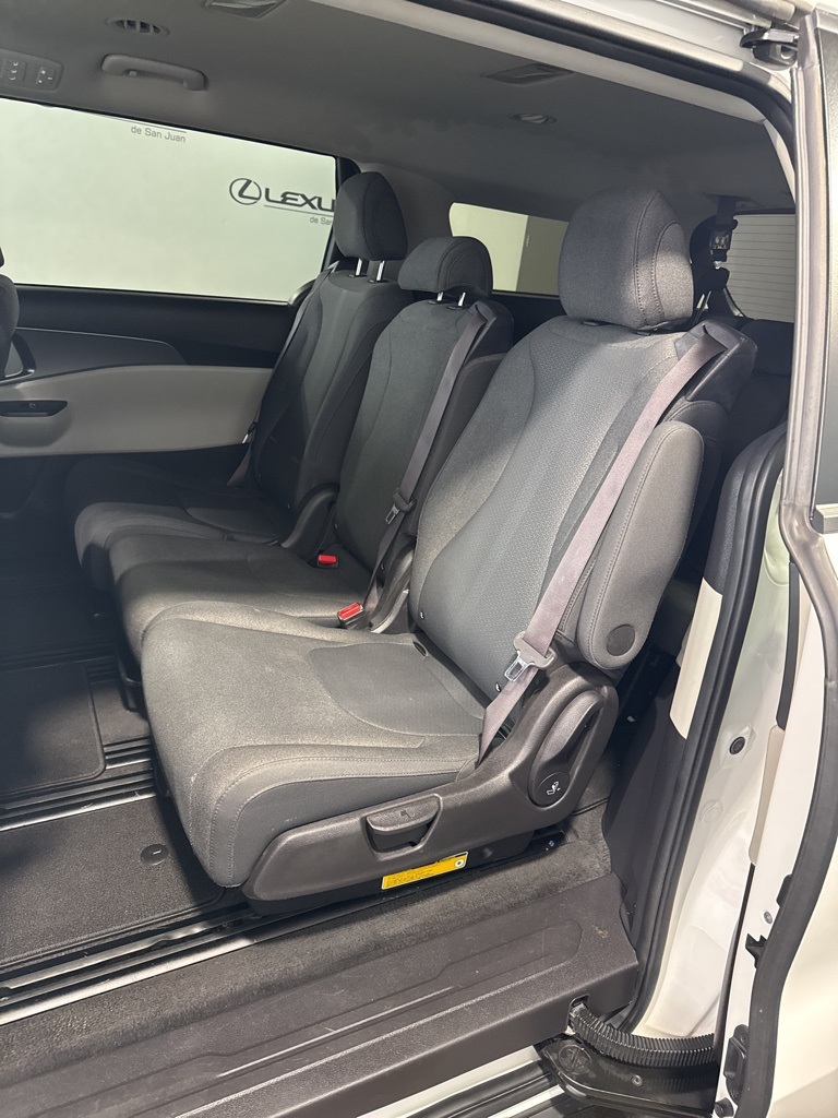 Thumbnail: 2022 Kia Carnival - 21