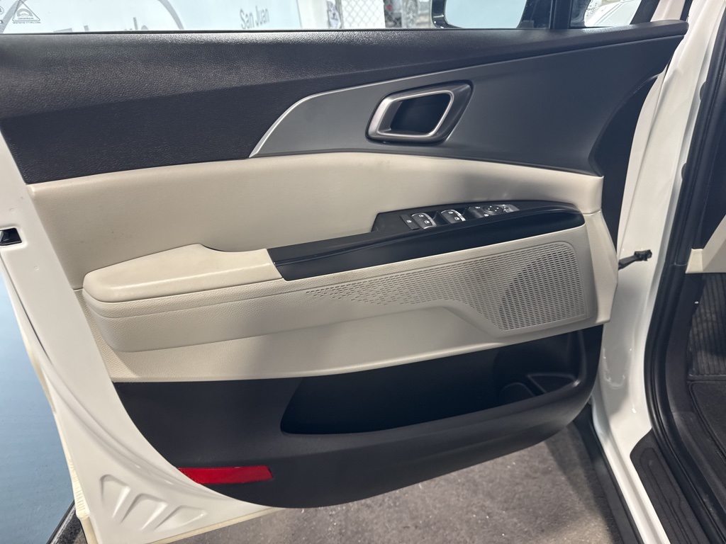 Thumbnail: 2022 Kia Carnival - 25