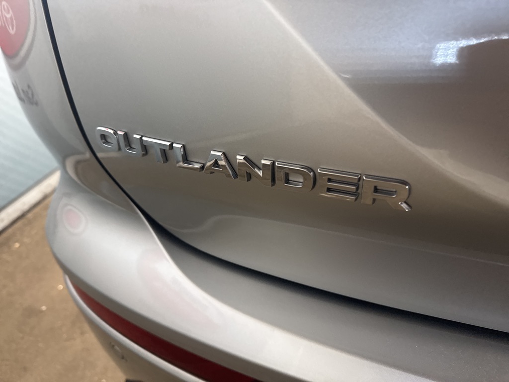 Thumbnail: 2022 Mitsubishi Outlander - 22