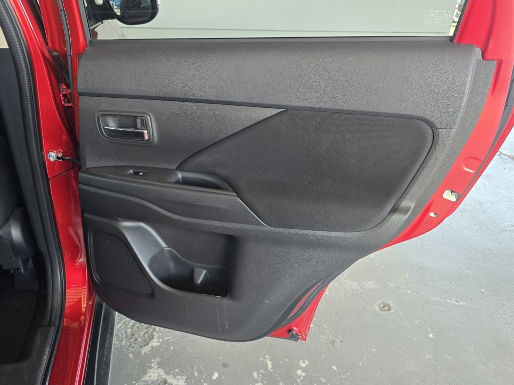 Thumbnail: 2018 Mitsubishi Outlander - 26