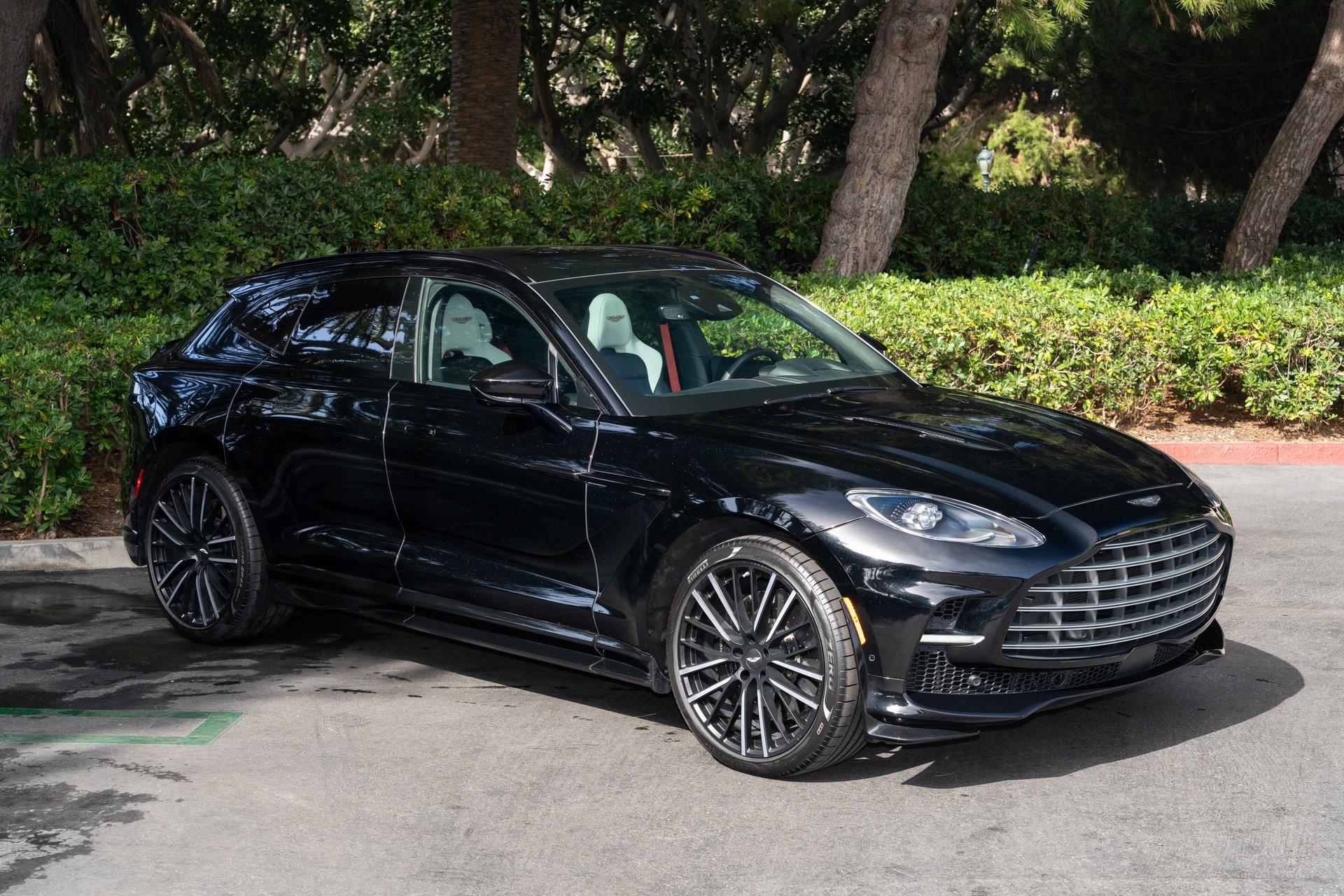 /2023 Aston-Martin DBX