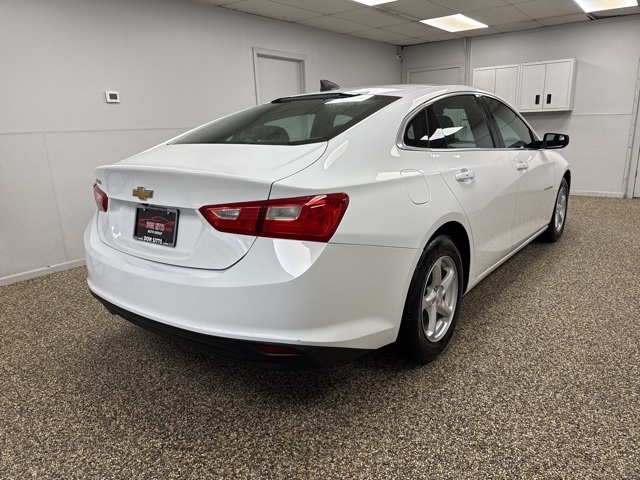 2017 Chevrolet Malibu LS photo 4