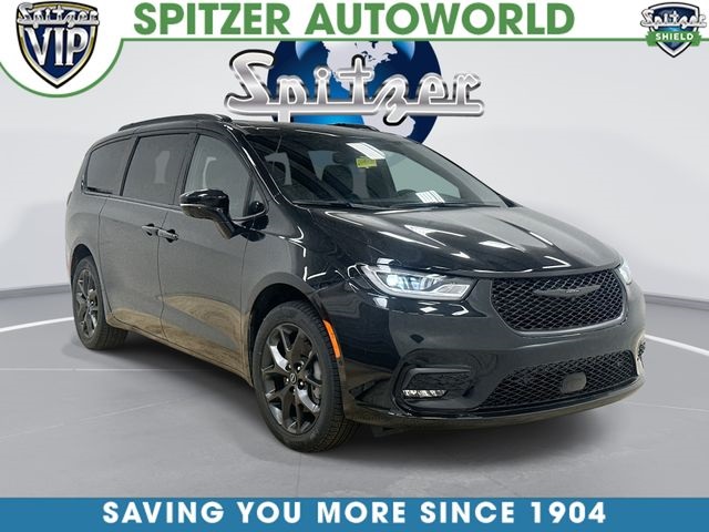 Diamond Black Crystal Pearlcoat 2026 Chrysler Pacifica Limited AWD Minivan All-Wheel Drive 9-Speed Automatic