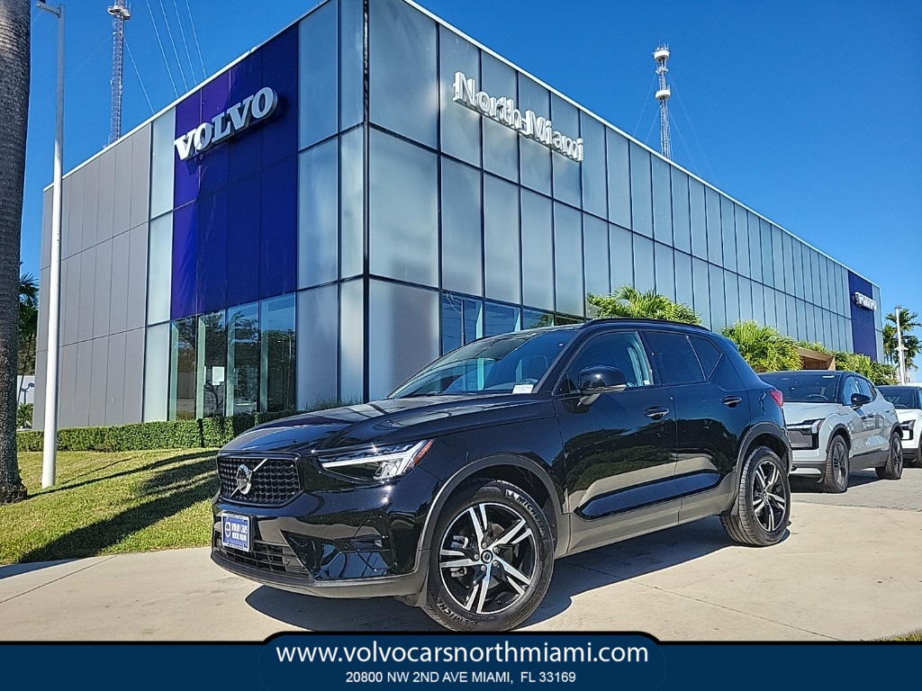 2023 Volvo XC40 B5 Plus Dark Theme
