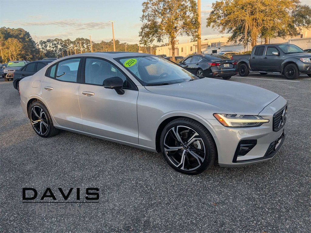2024 Volvo S60 B5 Plus Dark Theme FWD
