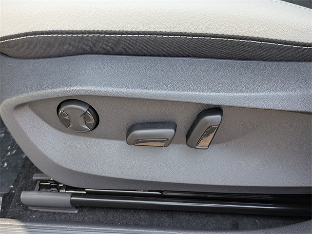 2025 Volkswagen Taos 1.5T SE White at Stokes Volkswagen