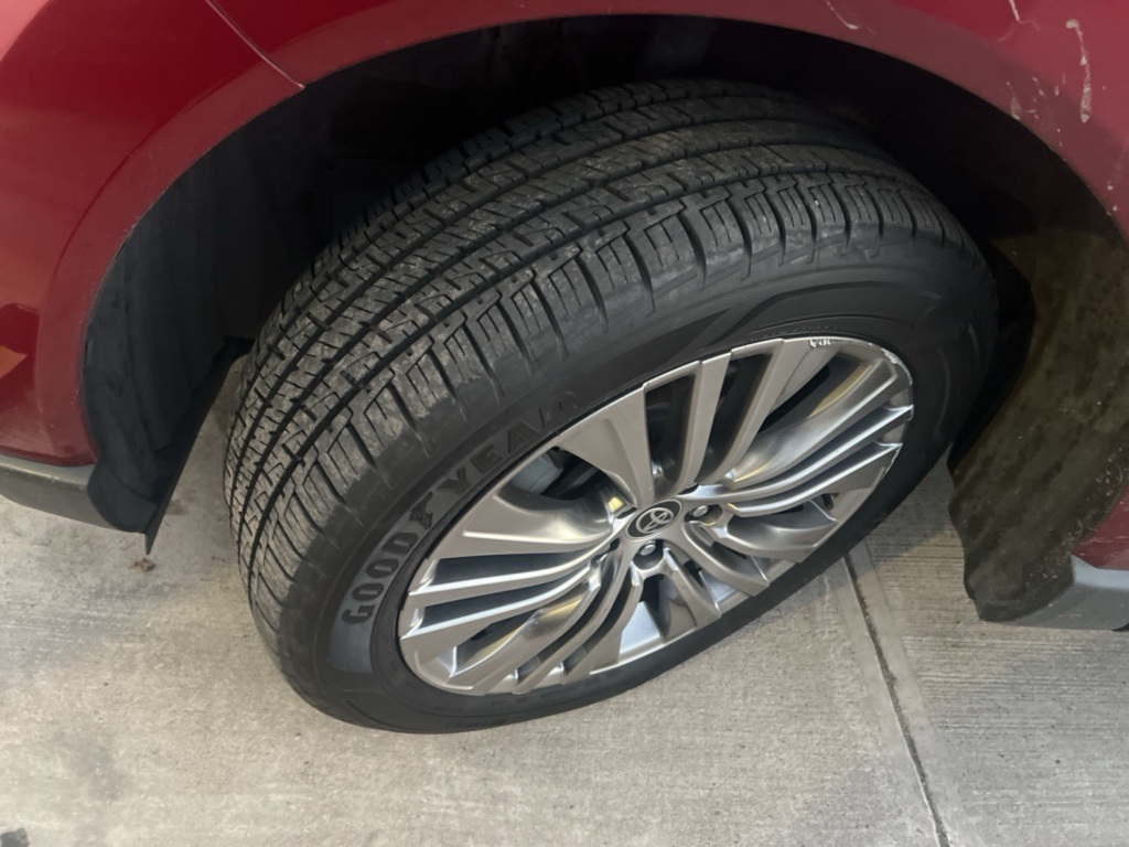 Thumbnail: 2021 Toyota Venza - 8