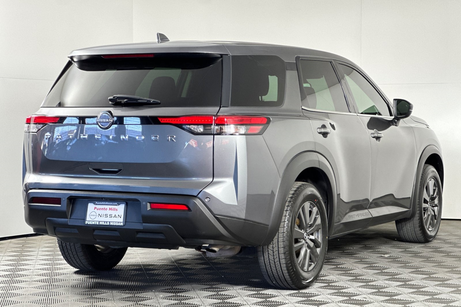 2022 Nissan Pathfinder S photo 2