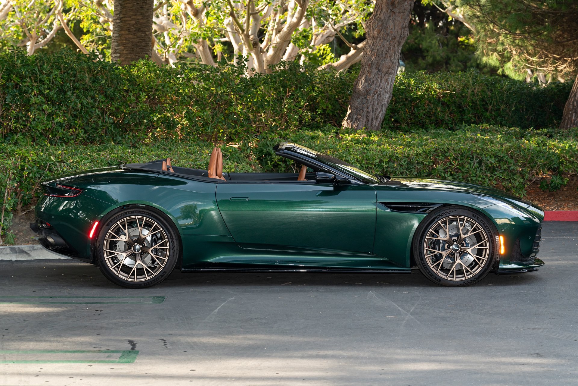 Aston Martin 2024 DB12 Volante