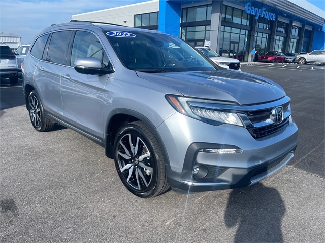 2022 Honda Pilot Touring FWD with Rear Captain's Chairs