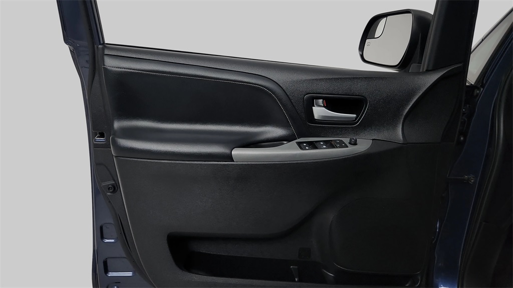 2018 Toyota Sienna SE Blue at Toyota of Victoria