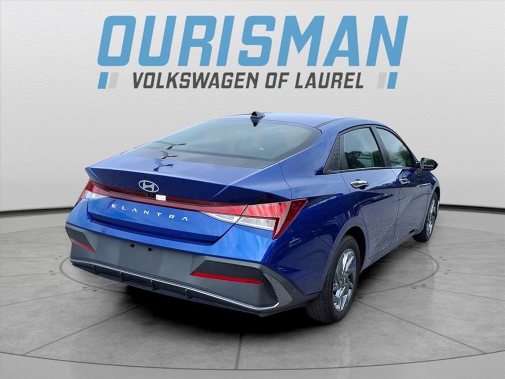 2024 Hyundai Elantra SEL photo 3