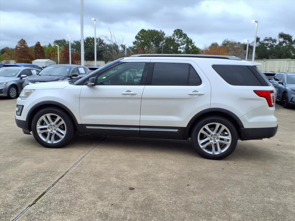 2017 Ford Explorer XLT White at Community Honda