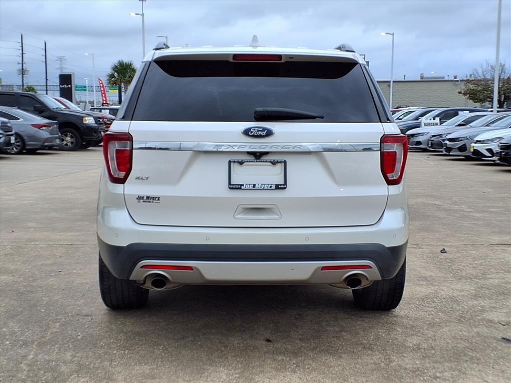 2017 Ford Explorer XLT White at Community Honda
