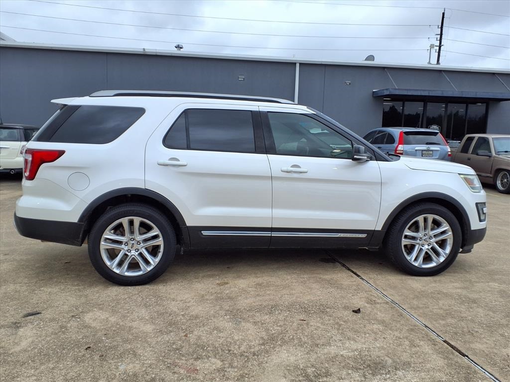 2017 Ford Explorer XLT White at Community Honda