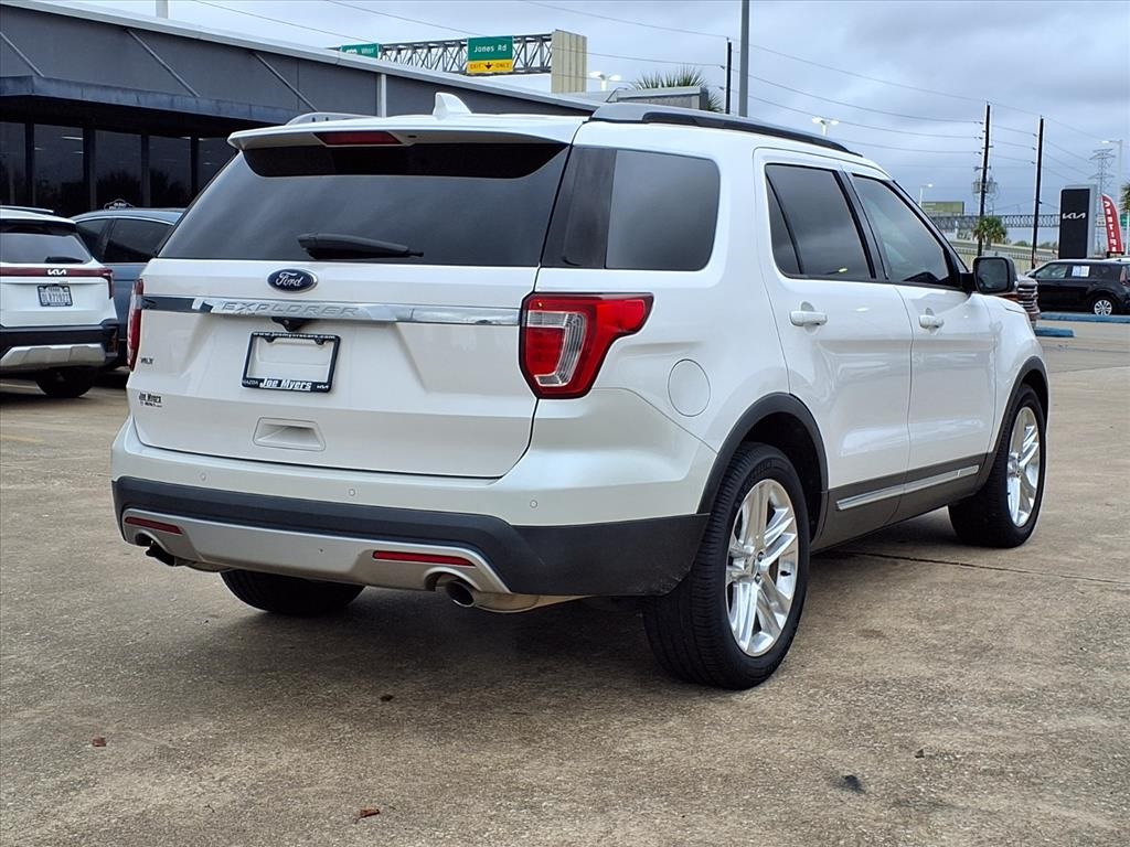 2017 Ford Explorer XLT White at Community Honda