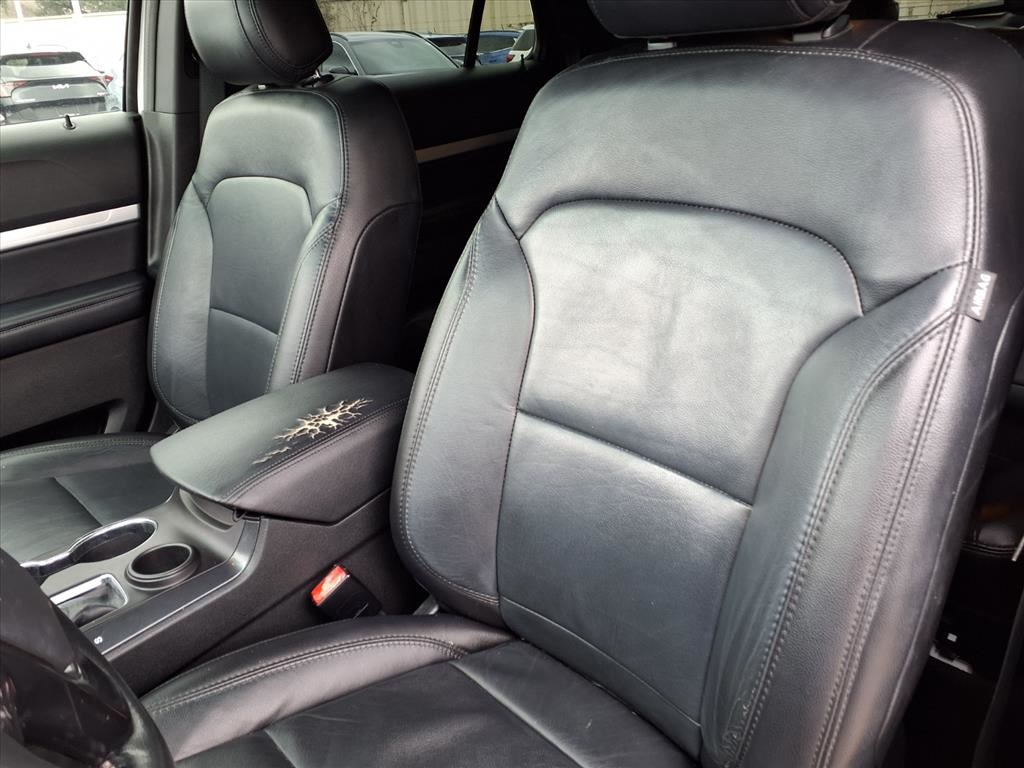 2017 Ford Explorer XLT White at Community Honda